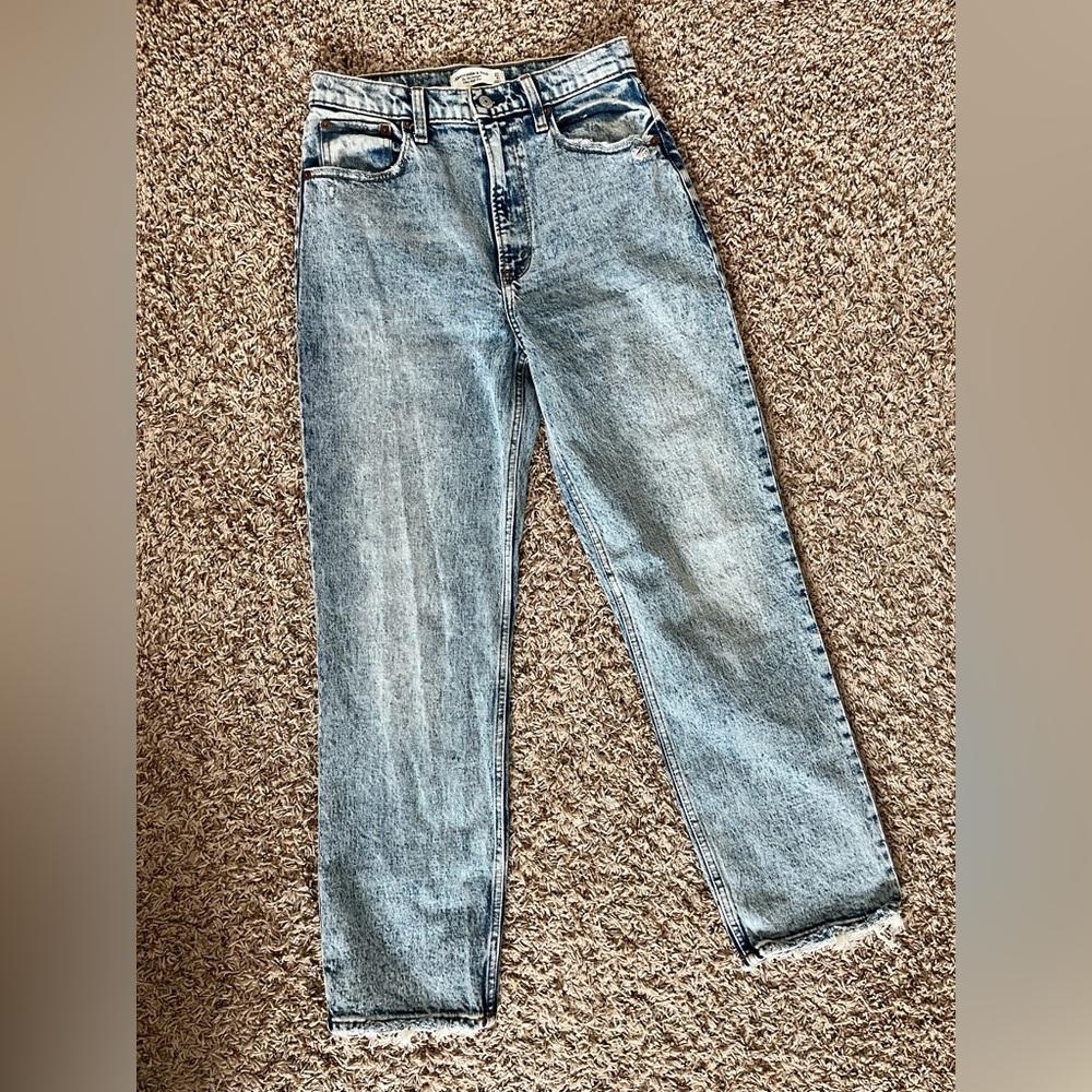 Abercrombie & Fitch The 90sStraight Ultra High Rise Jeans in an acid wash finish - Picture 8 of 11